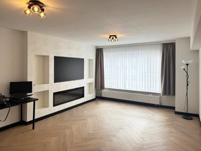 Stijlvol gerenoveerd appartement met 2 slaapkamers op cen.