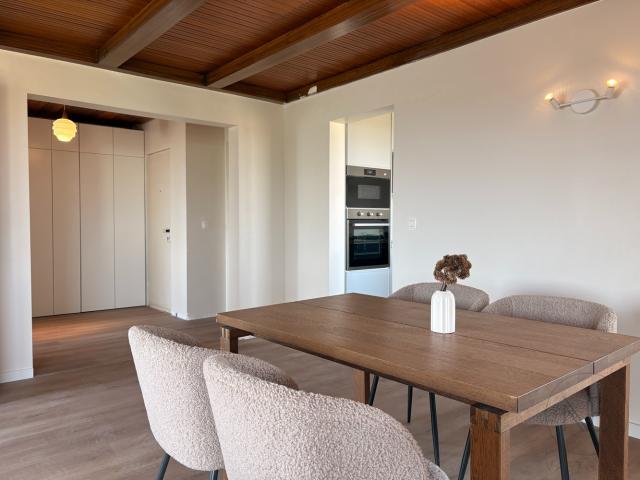 Stijlvol gerenoveerd en bemeubeld appartement met panoramisch uitzicht in hartje Genk