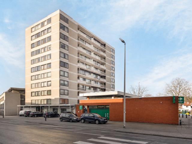 Stijlvol gerenoveerd en bemeubeld appartement met panoramisch uitzicht in hartje Genk
