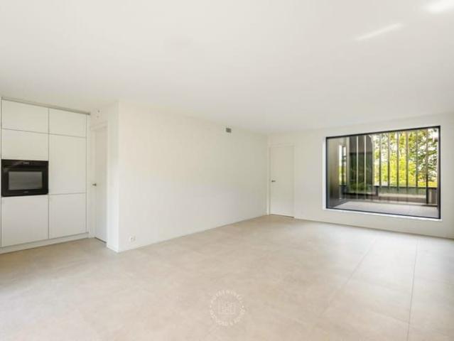 Stijlvol nieuwbouwappartement boven private office