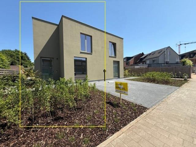 Stijlvolle nieuwbouwwoning met 3 slaapkamers, tuin en laadpa