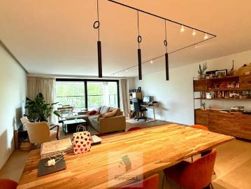 Stijlvolle en ruime loft met 2 slaapkamers, dressing, overdekt terras en 2 parkeerplaatsen