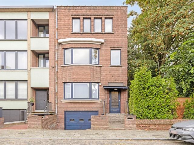 Stijlvolle woning met 4 SLPKS, 2 BADK en mooie ZW TUIN en inpandige garage
