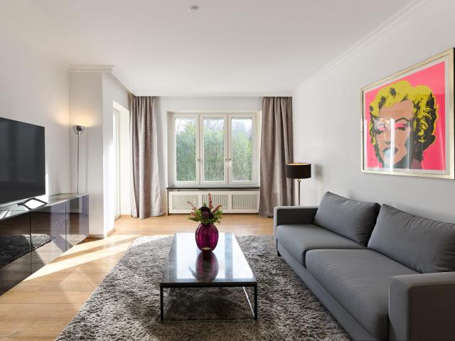 Stil und Charme: Möblierte 2,5 Zimmer Wohnung mit Balkon in feinster Bogenhauser Lage