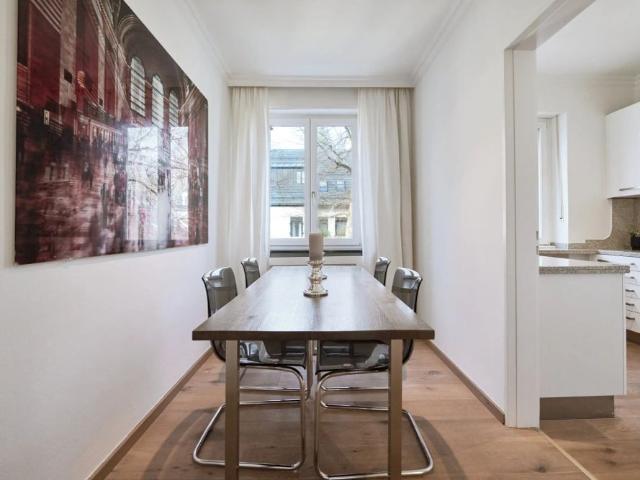 Stil und Charme: Möblierte 2,5 Zimmer Wohnung mit Balkon in feinster Bogenhauser Lage