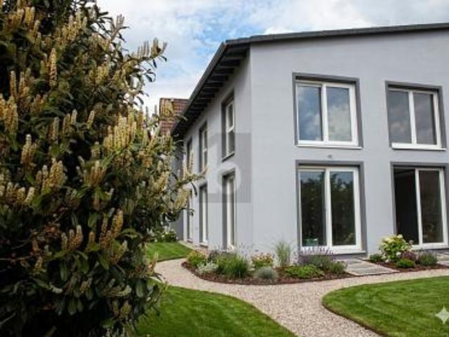 STIL UND KOMFORT IN ZENTRUMSNAHEM NEUBAU