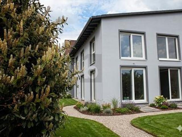 STIL UND KOMFORT IN ZENTRUMSNAHEM NEUBAU