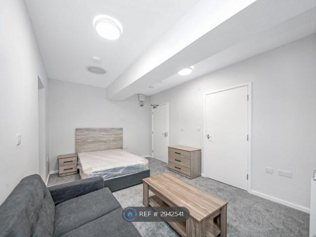 Stile Common Road, Huddersfield HD4, Studio to rent, £600 pcm | PrimeLocation