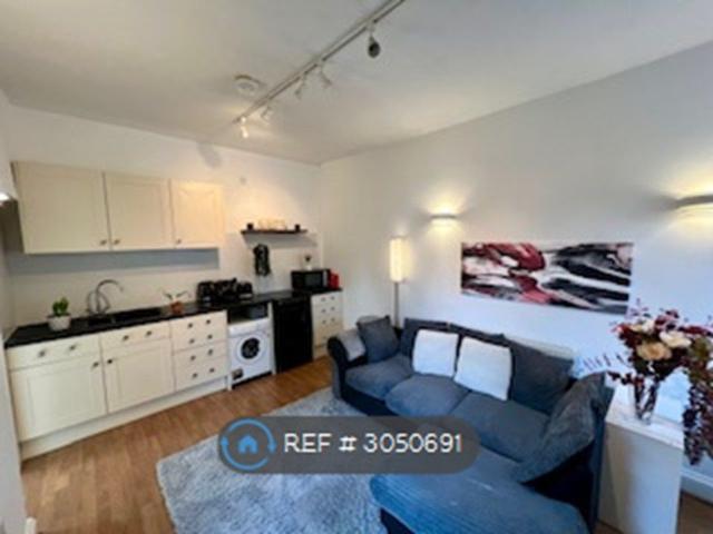Stile Hall Gardens, London W4, Studio to rent, £1,500 pcm | PrimeLocation