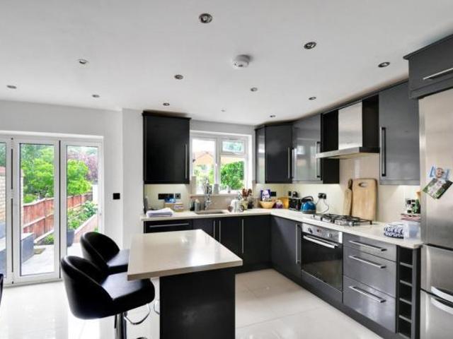 Stile Hall Gardens, London, W4 2 bed apartment to rent £3,200 pcm £738 pw