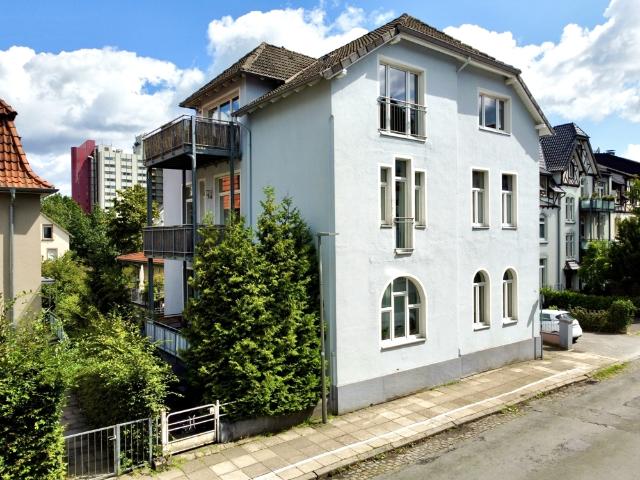 Stilvoll und geräumig: Altbauwohnung mit offener Wohnküche und Balkon Nähe Ostpark