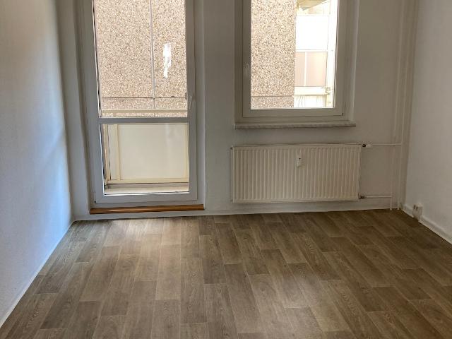 Stilvoll wohnen für Singles oder Paare: Balkon und Einkaufsmöglichkeiten direkt vor der Tür