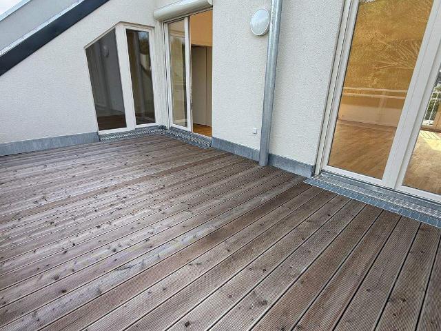 Stilvoll WOHNEN im DG groÃes Bad + KÃ¼che Parkett groÃe Terrasse u.v.m