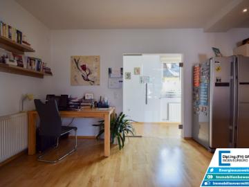 Stilvoll wohnen in Bestlage: großzügige Wohnung mit Loggia, Garage und privatem Kellerbereich
