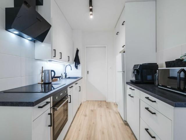 Stilvoll wohnen oder clever investieren: Renovierte 2.5 Zimmer Wohnung mit Balkon