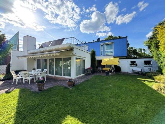 Stilvoll Wohnen mit Mehrwert: Freistehendes Wohnhaus mit Praxis