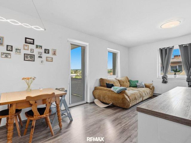 Stilvoll wohnen mit Balkon und moderner Wohnküche in Bernorf