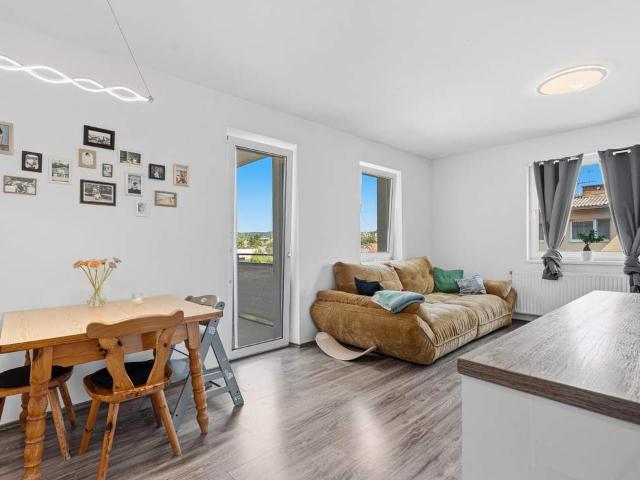 Stilvoll wohnen mit Balkon und moderner Wohnküche in Bernorf
