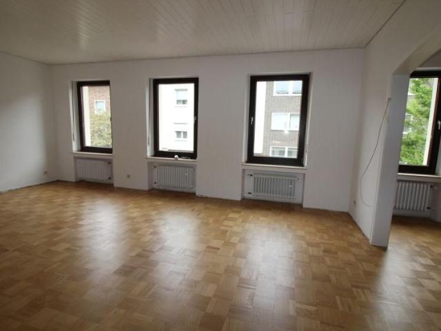 Stilvoll wohnen mit Haus im Haus Gefühl – Exklusive Altbauwohnung 160 m² mit EBK und Balkon
