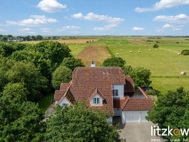 Stilvoll anders besondere Villa mit weitläufigem Grundstück !