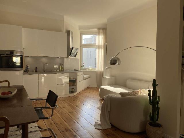Stilvoll möblierte 2 Zimmer Altbauwohnung mit Balkon
