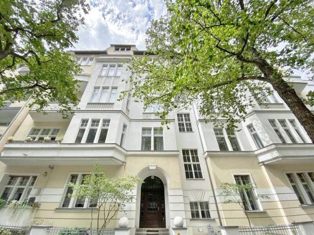 Stilvoll möblierte Altbauwohnung nahe Olivaer Platz