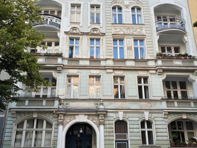 Stilvoll möblierter Gründerzeit Altbau mit 3,5 m Decken in Berlin