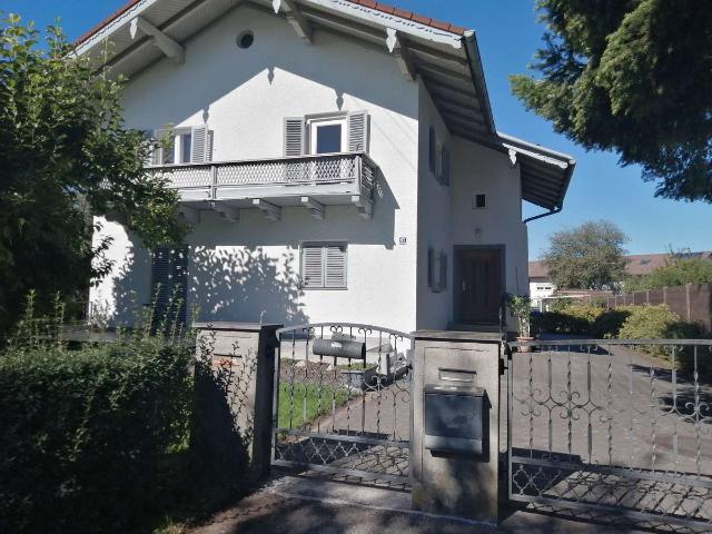 Stilvoll modernisiert: 2,5 Zimmer Wohnung in Großkarolinenfeld