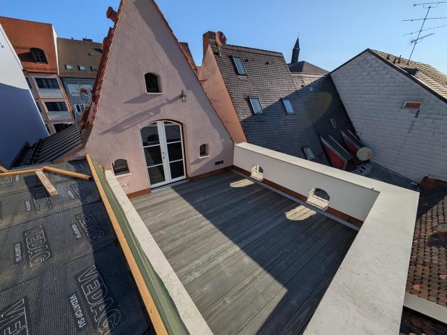 Stilvoll modernisiert: 4 Zimmer Dachgeschosswohnung in Freising mit Dachterrasse