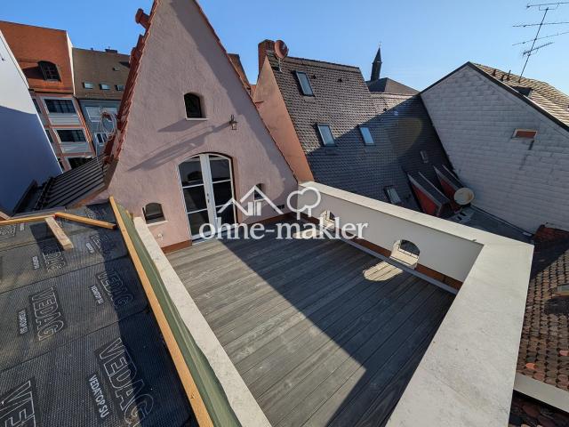 Stilvoll modernisiert: 4 Zimmer Dachgeschosswohnung in Freising mit Dachterrasse