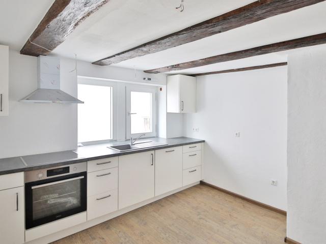 Stilvoll modernisierte Wohnung mit Einbauküche & Stellplatz im historischen Baudenkmal