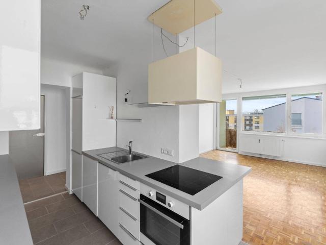 Stilvoll modernisierte 2 Zimmer Wohnung mit offener Wohnküche & sonniger Westloggia