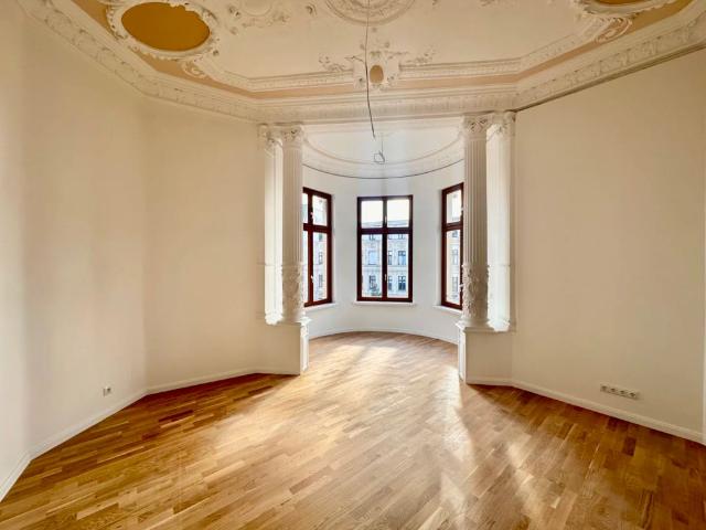 Stilvoll modernisierte 3 Zimmer Altbauwohnung mit Balkon in zentraler Innenstadtlage