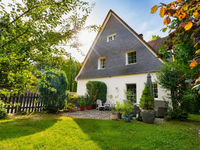 Stilvoll modernisiertes Einfamilienhaus mit historischem Charme und idyllischem Garten