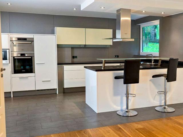 Stilvoll renovierte Wohnung mit großer Terrasse ins Grüne, Poggenpohl Küche & TG Stellplatz