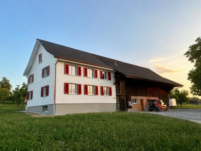 Stilvoll renovierte 3 Zimmer Wohnung mit grossem, gedecktem Sitzplatz