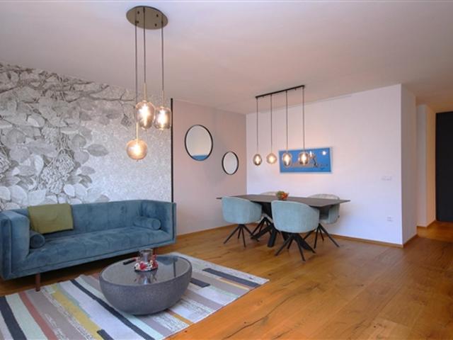 Licht, Raum & Eleganz – sanierte 4 Zimmer Wohnung mit Loggia