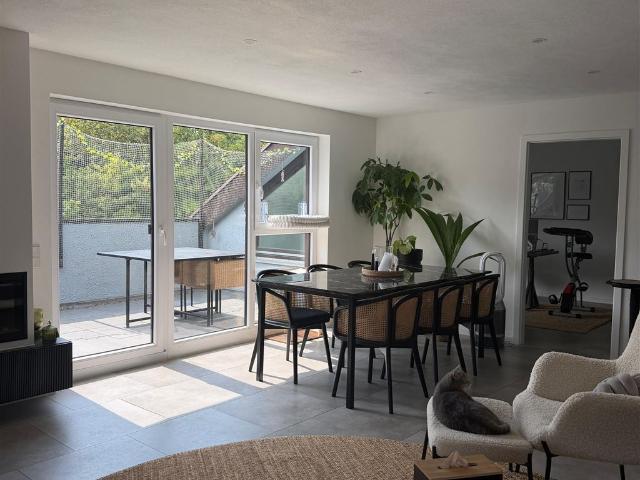 Stilvoll sanierte 3 Zimmer Wohnung mit ca. 18 m² Loggia, Luxus Küche & 3 Stellplätzen