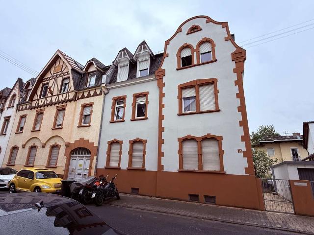 Stilvoll sanierte 3 Zimmer Altbauwohnung mit privatem Innenhof in ruhiger Wohnlage in Frankfurt Nied