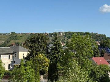Stilvoll sanierter Altbau mit 5 Zimmern, zwei Balkonen und Weitblick zentral in Altkötzschenbroda