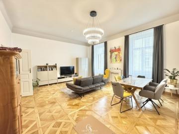 Stilvolle 3,5 Zimmer Altbauwohnung mit Balkon und Schlossbergblick