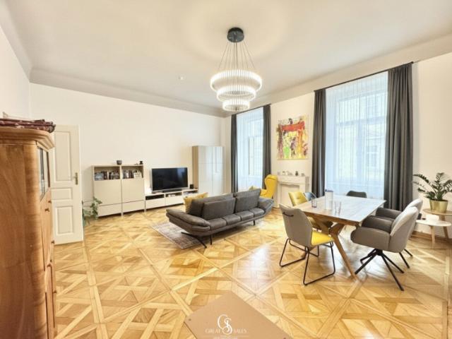 Stilvolle 3,5 Zimmer Altbauwohnung mit Balkon und Schlossbergblick