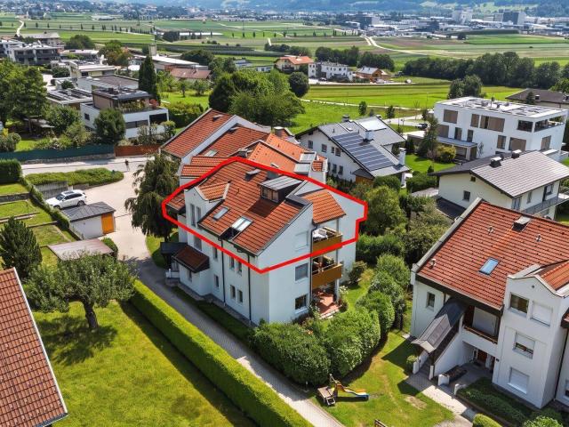 Stilvolle 3,5 Zimmer Dachgeschosswohnung mit Süd West Balkon und traumhaftem Bergblick