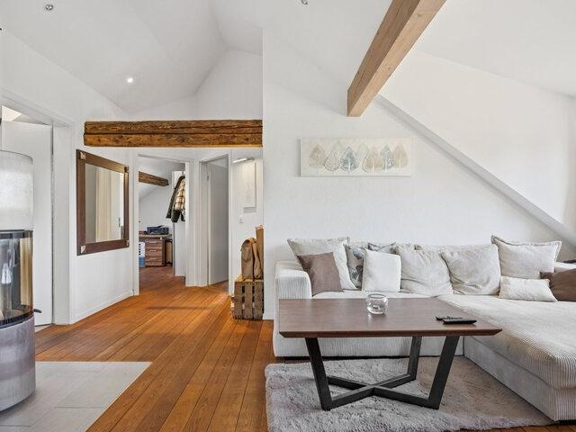 STILVOLLE 3.5 ZIMMER DACHWOHNUNG NÄHE BODENSEE