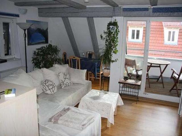 Stilvolle 3 Zimmer Dachgeschoss Wohnung im sanierten Altbau 10 Min Fußweg zur S Bahn