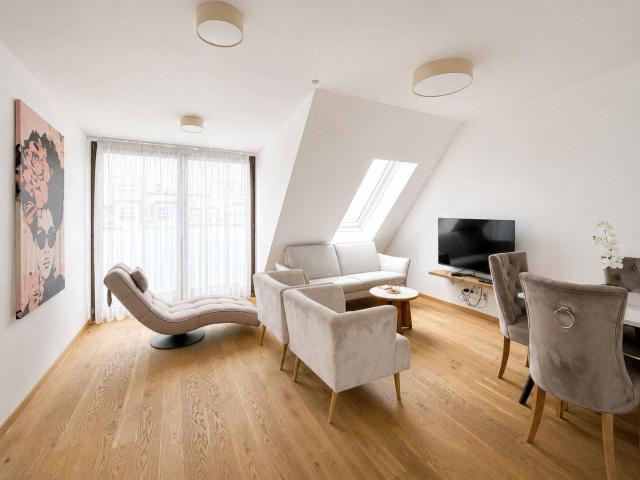 Klimatisierte 3 Zimmer Dachgeschosswohnung mit hochwertiger Ausstattung & Westbalkon