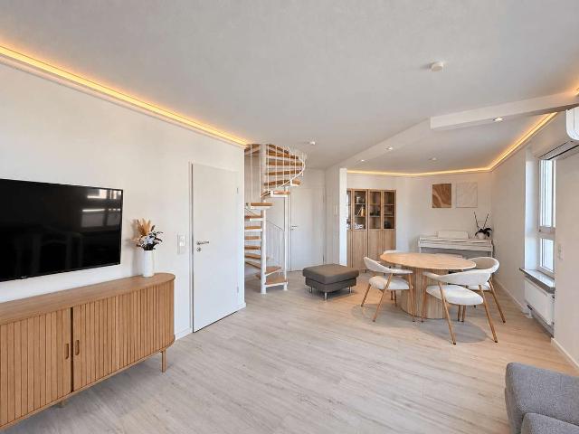 Stilvolle 3 Zimmer Maisonette Wohnung mit großer Dachterrasse, Einbauküche und Tiefgaragenstellpl