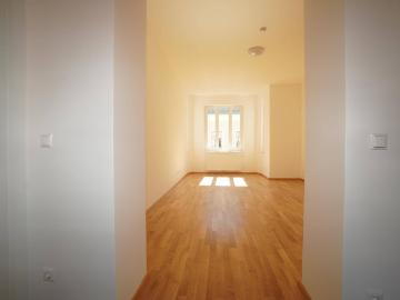 Altbau Charme trifft Wohnkomfort Jugendstilwohnung mit hohen Räumen und Westbalkon
