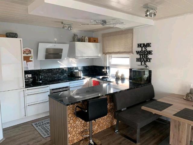 Stilvolle 3 Zimmer Wohnung mit Balkon, Einbauküche, Stellplatz NR