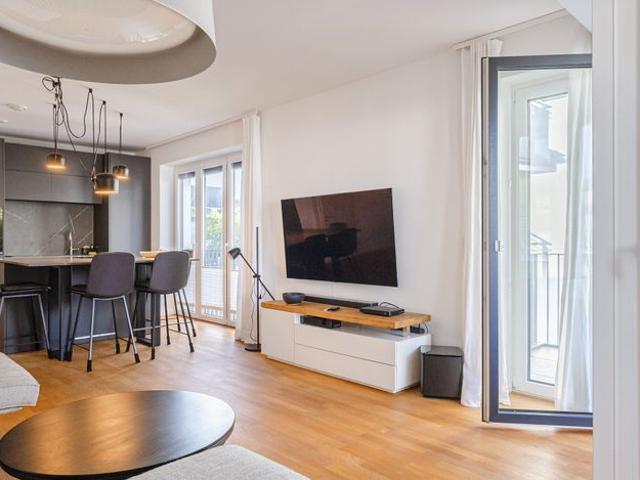 Stilvolle 3 Zimmer Wohnung mit Balkon und moderner Möblierung